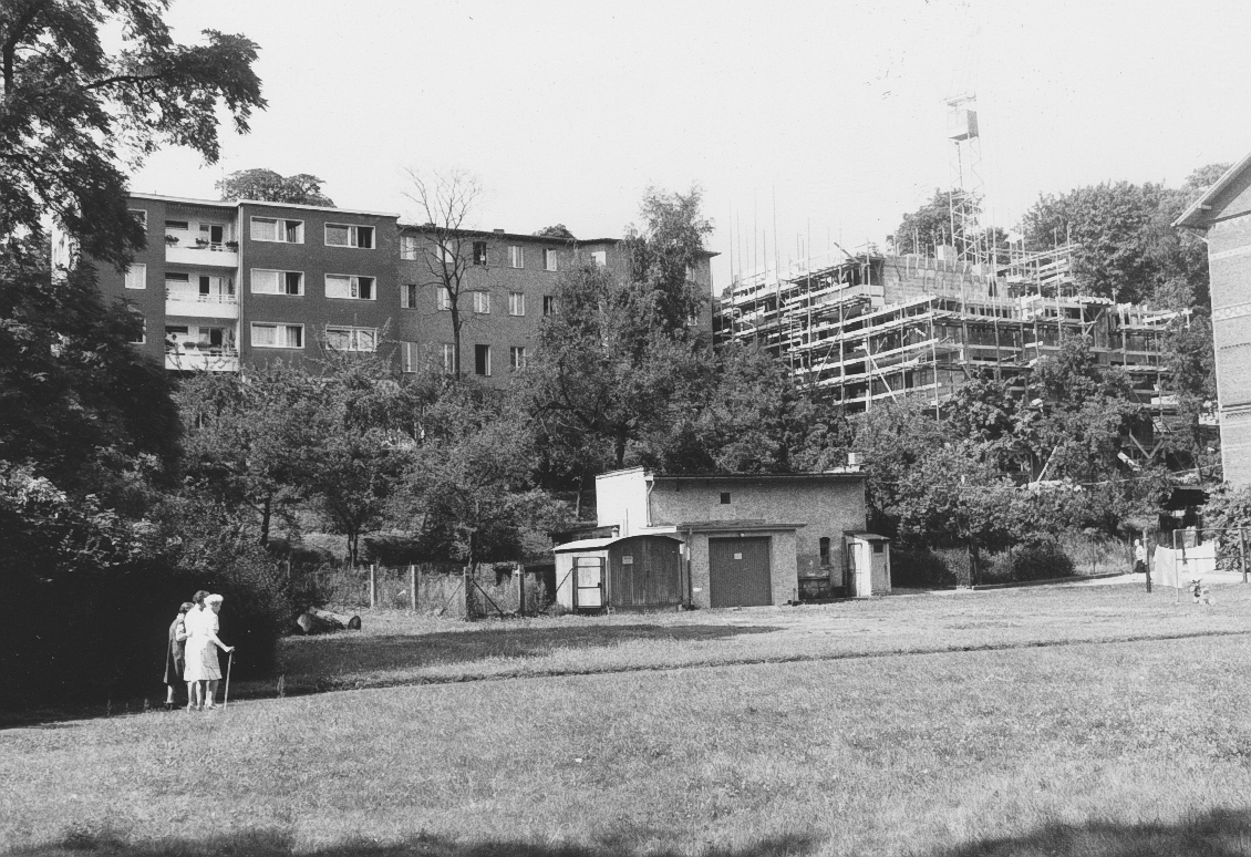 Blick vom Gelände des Blindenhilfswerkes Berlin e.V. auf die Gebäude der Lepsiusstraße. Es entsteht ein Anbau.