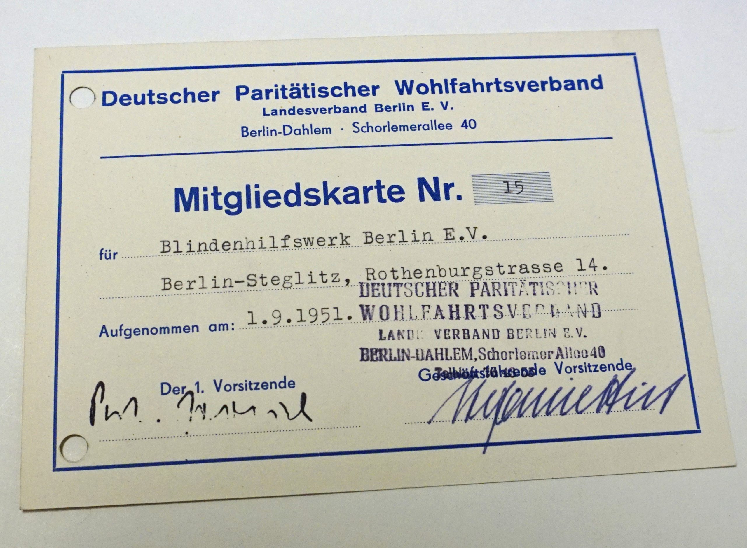 Mitgliedkarte des Blindenhilfswerkes Berlin e.V. beim Deutschen Paritätischen Wohlfahrtsverband. Das Blindenhilfswerk Berlin e.V. ist das 15. Mitglied.