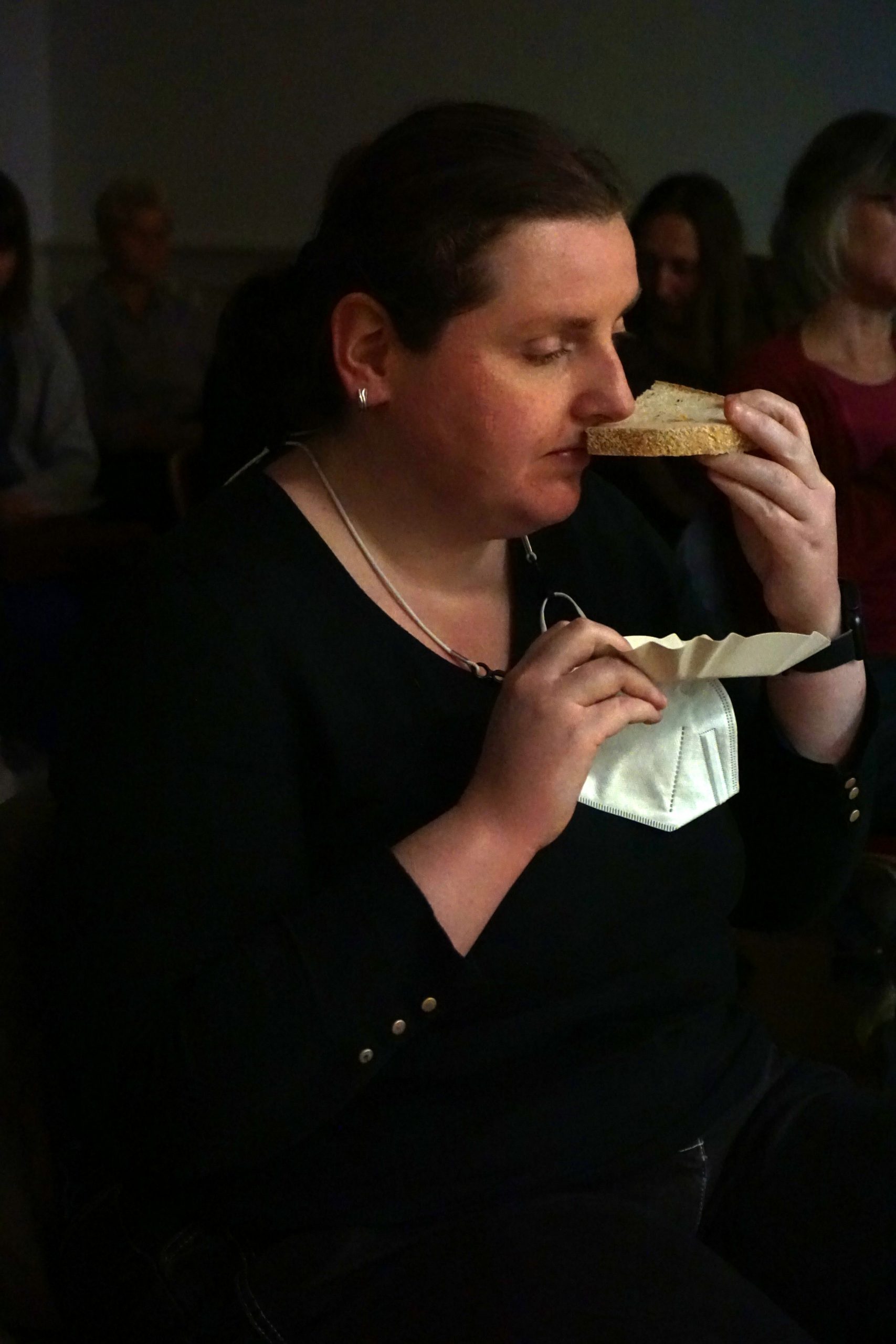 Eine Teilnehmerin riecht am Brot.