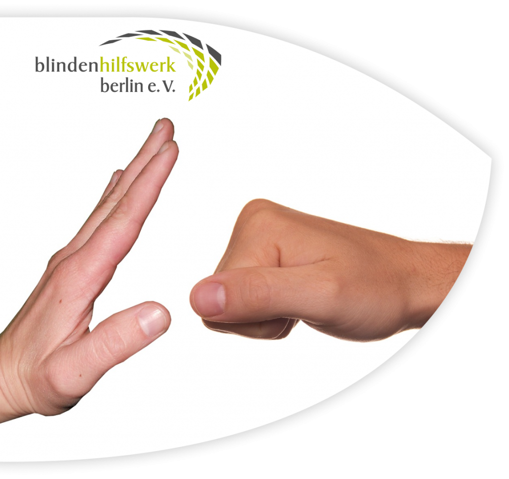 Ein Foto in Augenform: am oberen Bildrand befindet sich das Logo des Blindenhilfswerkes. In der Bildmitte befinden sich zwei Hände. Die linke Hand ist nach oben gestreckt, die rechte Hand ist zur Faust geballt und zeigt in die Richtung der anderen Hand.
