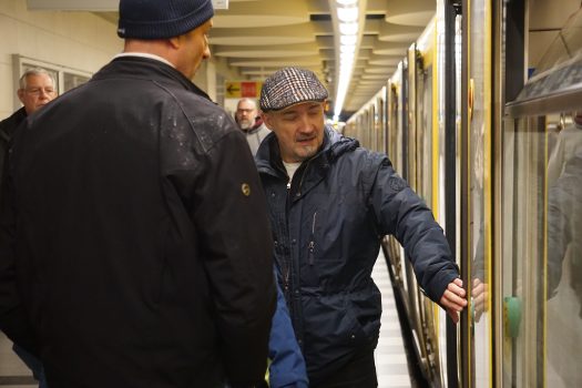 Ein Herr betastet die Gummilippe an einem Eingang eines U-Bahnfahrzeugs.